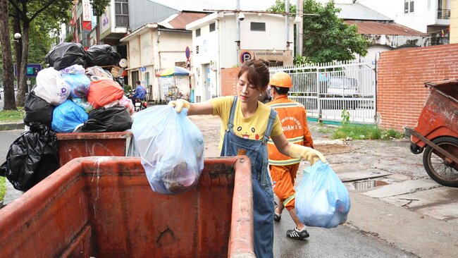 TikToker 9 triệu follow gây “nghẽn sóng” VTV vì quá nóng bỏng, mẫu Tây cùng tuổi thì sao? - 8