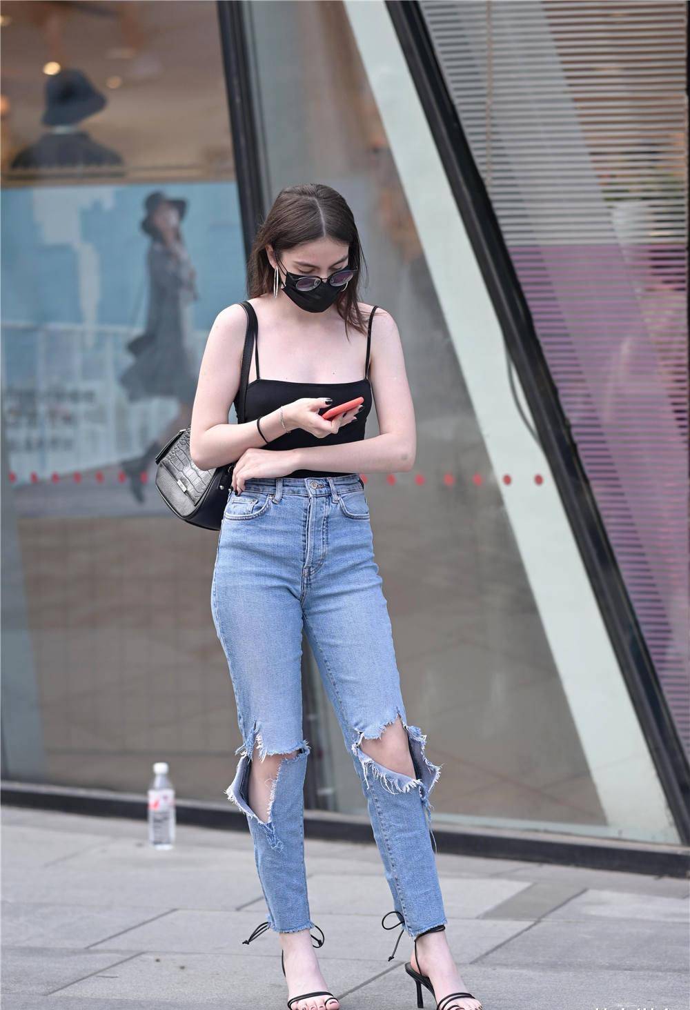 Thiếu nữ Trung Quốc diện đủ loại quần jean xuống phố thu hút ánh nhìn - 8
