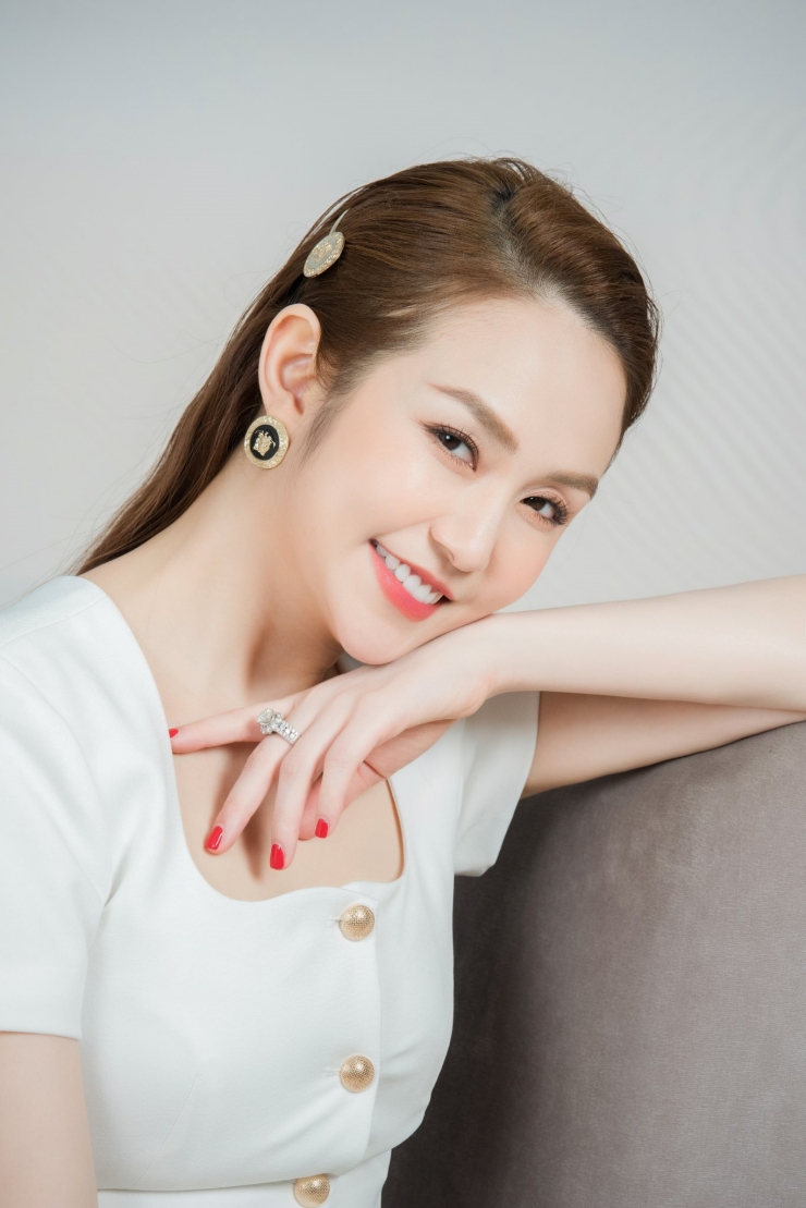 "Mỹ nhân ở lâu đài 80 tỷ", vợ Tuấn Hưng có gu mặc "sang - xịn - mịn" - 11