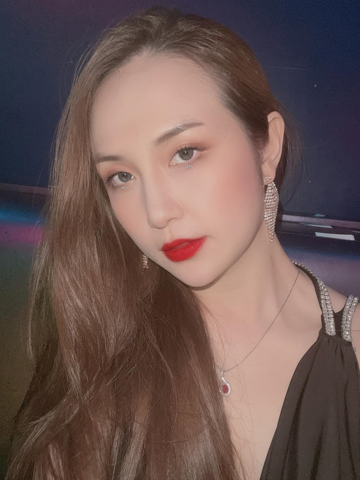 "Mỹ nhân ở lâu đài 80 tỷ", vợ Tuấn Hưng có gu mặc "sang - xịn - mịn" - 15