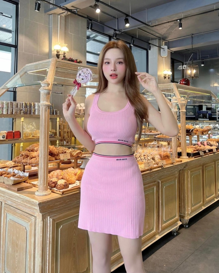 "Mỹ nhân ở lâu đài 80 tỷ", vợ Tuấn Hưng có gu mặc "sang - xịn - mịn" - 2