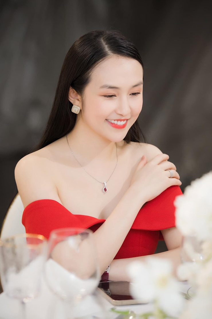 "Mỹ nhân ở lâu đài 80 tỷ", vợ Tuấn Hưng có gu mặc "sang - xịn - mịn" - 14
