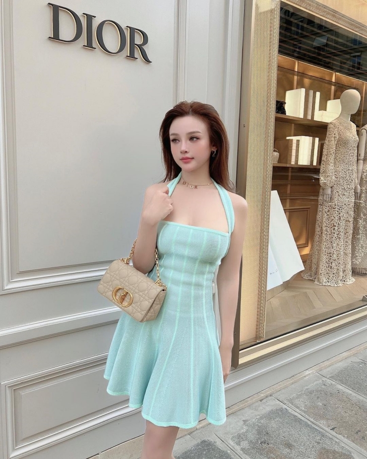 "Mỹ nhân ở lâu đài 80 tỷ", vợ Tuấn Hưng có gu mặc "sang - xịn - mịn" - 4