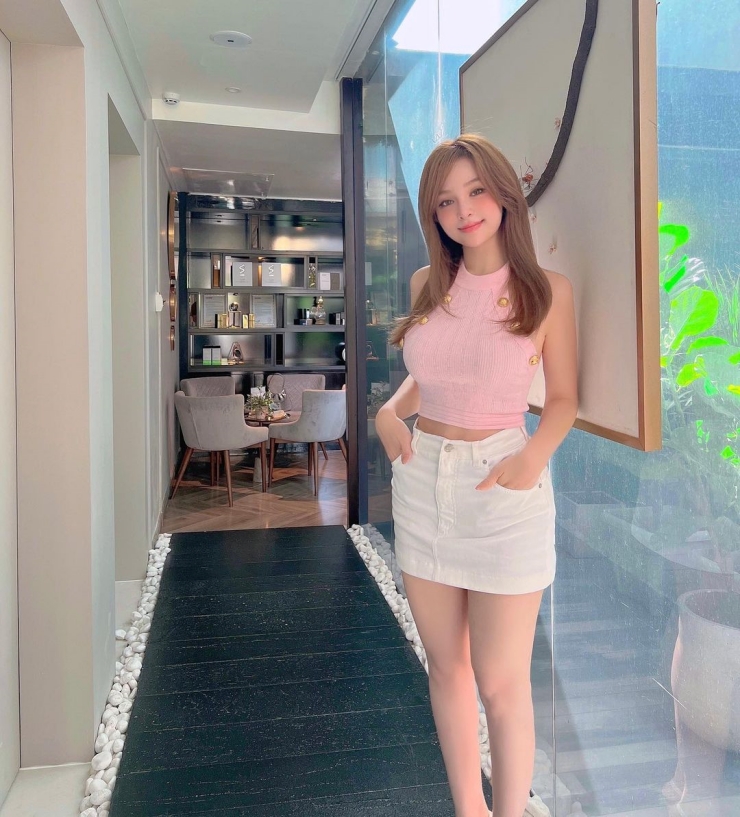 "Mỹ nhân ở lâu đài 80 tỷ", vợ Tuấn Hưng có gu mặc "sang - xịn - mịn" - 5