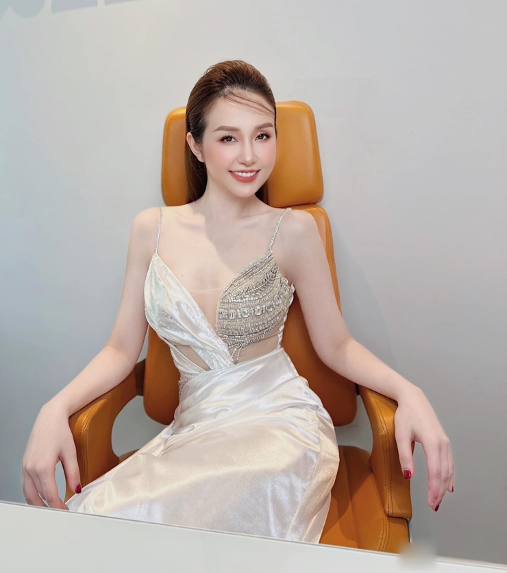"Mỹ nhân ở lâu đài 80 tỷ", vợ Tuấn Hưng có gu mặc "sang - xịn - mịn" - 10