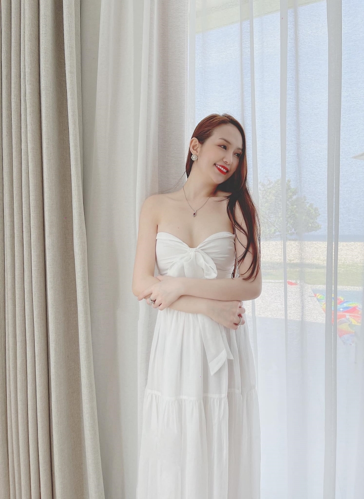 "Mỹ nhân ở lâu đài 80 tỷ", vợ Tuấn Hưng có gu mặc "sang - xịn - mịn" - 12