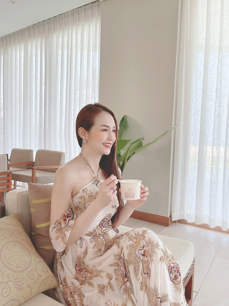 "Mỹ nhân ở lâu đài 80 tỷ", vợ Tuấn Hưng có gu mặc "sang - xịn - mịn" - 18