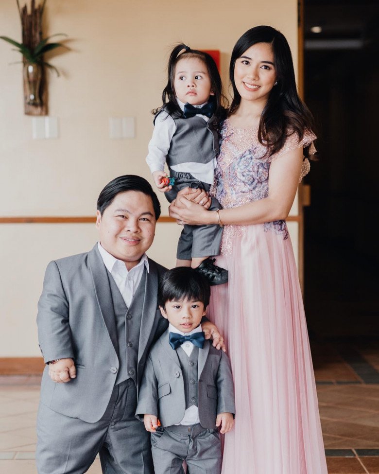 Mỹ nhân đẹp nhất nhì Philippines lấy chồng chỉ cao đến bụng, được 2 thiên thần thừa hưởng trọn vẹn gen bố - 1