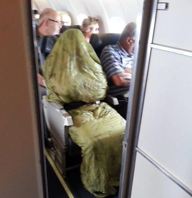 Bắt gặp hình ảnh khó tin trên máy bay khiến nhiều người ngỡ ngàng - 8