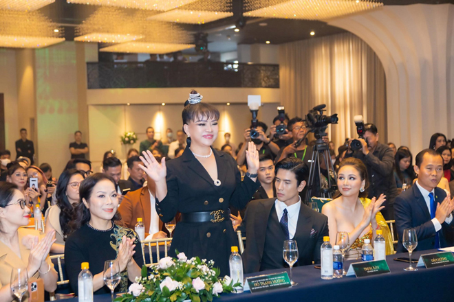 Nghệ nhân Hồ Thanh Hương tham gia lễ ký kết tài trợ và bàn giao vương miện cho cuộc thi &#34;Hoa hậu Hoàn cầu Việt Nam 2022&#34; - 3