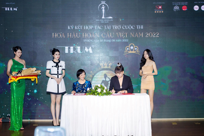 Nghệ nhân Hồ Thanh Hương tham gia lễ ký kết tài trợ và bàn giao vương miện cho cuộc thi &#34;Hoa hậu Hoàn cầu Việt Nam 2022&#34; - 4
