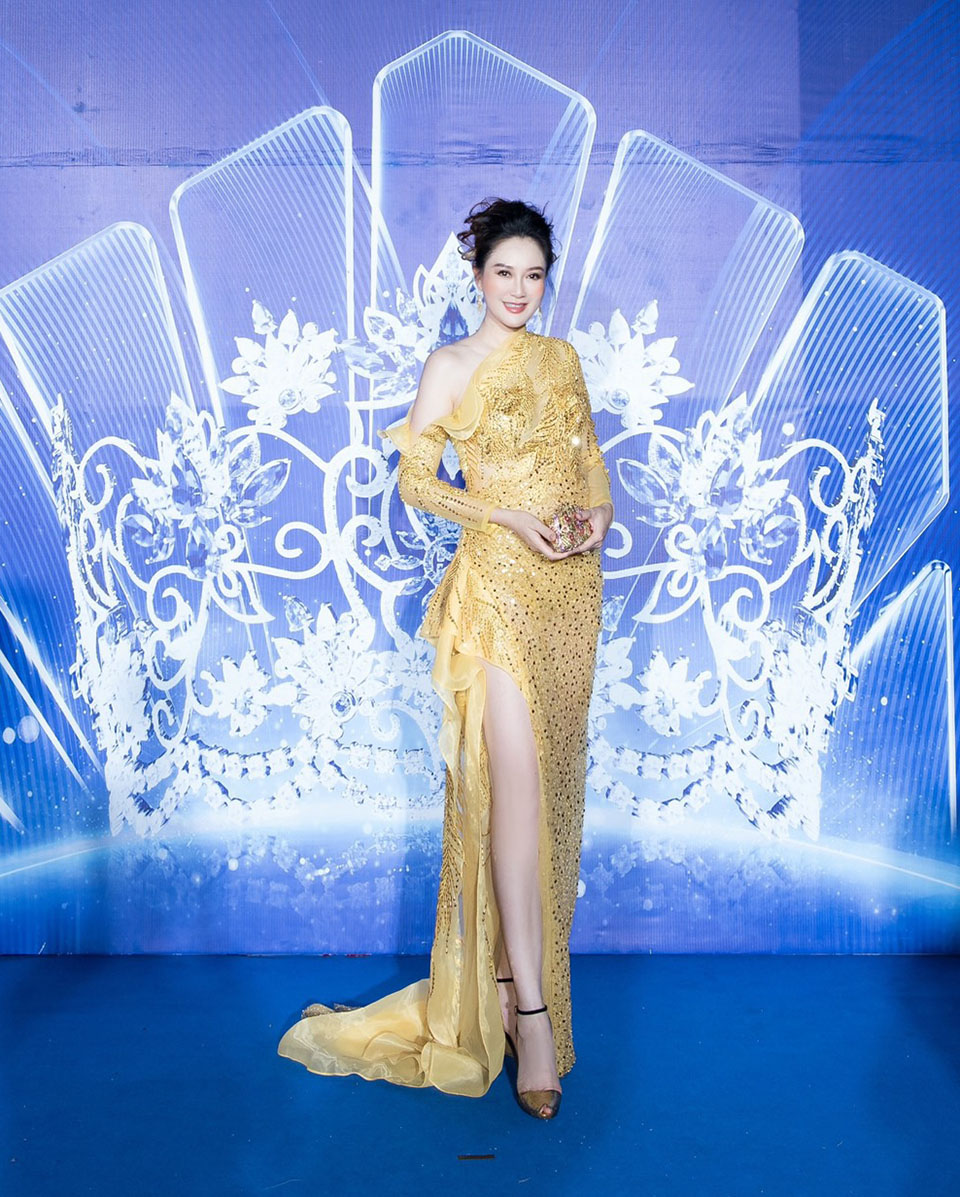 Hoa hậu Đàm Lưu Ly bất ngờ khoe con gái sau nhiều năm giấu kín - 1