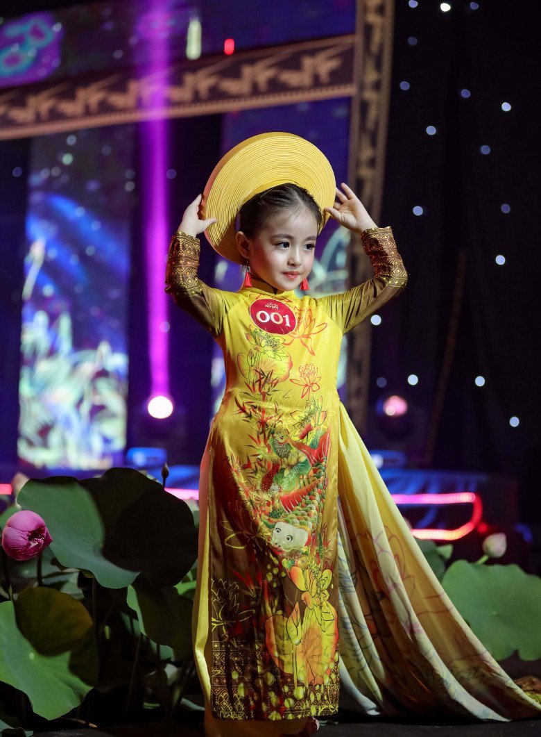 Con gái bà mẹ đơn thân bán ốc ở Nha Trang đoạt Miss gương mặt đẹp, giờ chạy show lên đồ sành điệu - 2