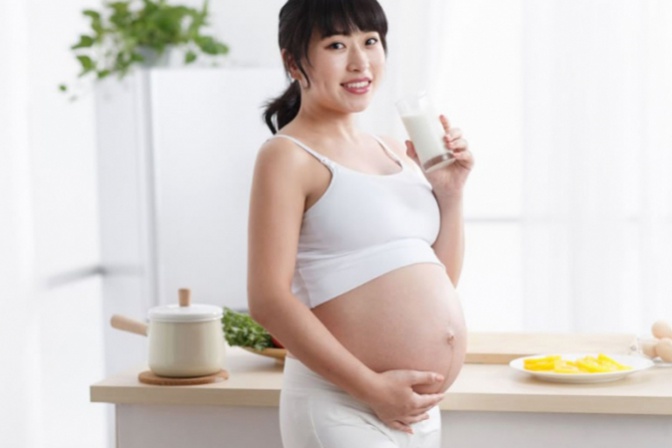 So sánh các loại sữa cho bà bầu: Sữa bột, sữa bột pha sẵn, sữa tươi, loại nào tốt? - 2