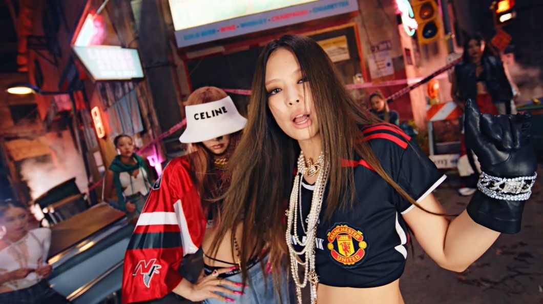 Gái xinh BlackPink diện áo MU gây &#34;bão&#34; mạng, lập tức lọt Top 1 Trending Google tại Việt Nam - 1