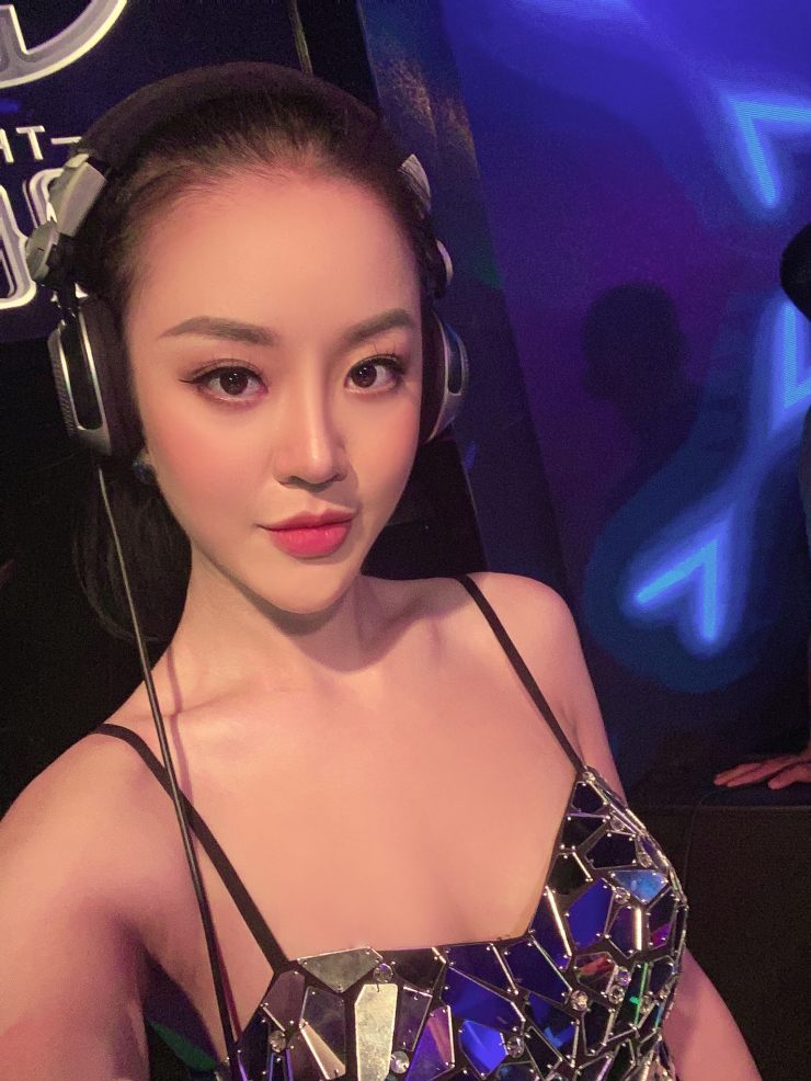 Kiểu mặc đồ cố lộ eo "thắt nút cổ chai" đắt giá của "bà trùm ma tuý phim Bão ngầm" - 1
