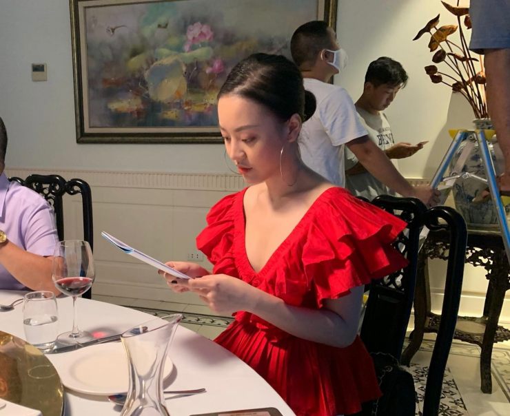 Kiểu mặc đồ cố lộ eo "thắt nút cổ chai" đắt giá của "bà trùm ma tuý phim Bão ngầm" - 11