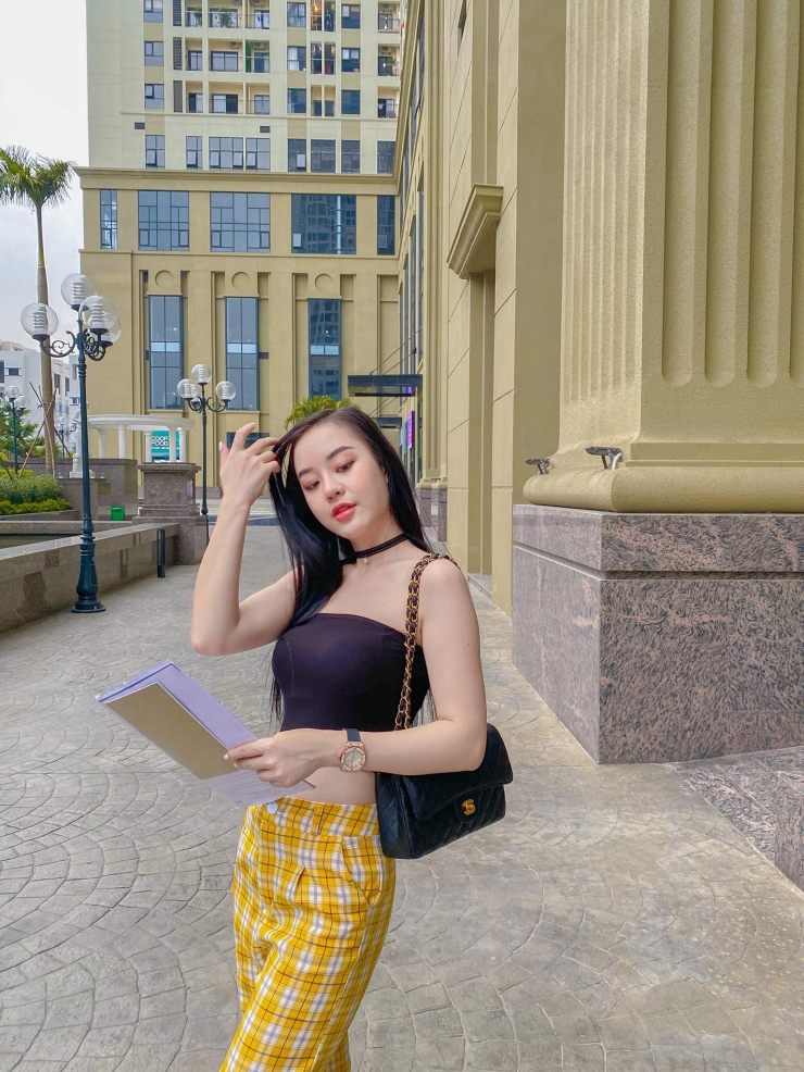 Kiểu mặc đồ cố lộ eo "thắt nút cổ chai" đắt giá của "bà trùm ma tuý phim Bão ngầm" - 13