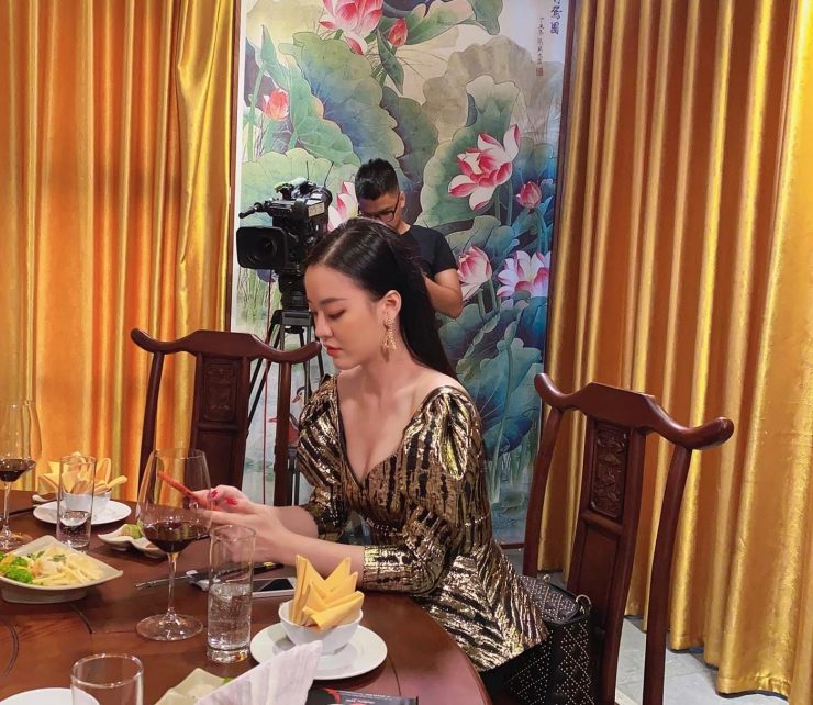 Kiểu mặc đồ cố lộ eo "thắt nút cổ chai" đắt giá của "bà trùm ma tuý phim Bão ngầm" - 15