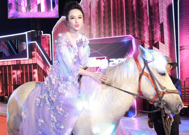 Diệp Lâm Anh, gái xinh gây bão MXH khi cưỡi ngựa ướt sũng dưới mưa - 9