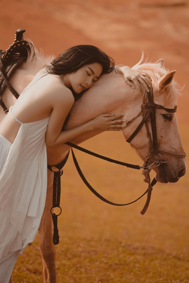 Diệp Lâm Anh, gái xinh gây bão MXH khi cưỡi ngựa ướt sũng dưới mưa - 11