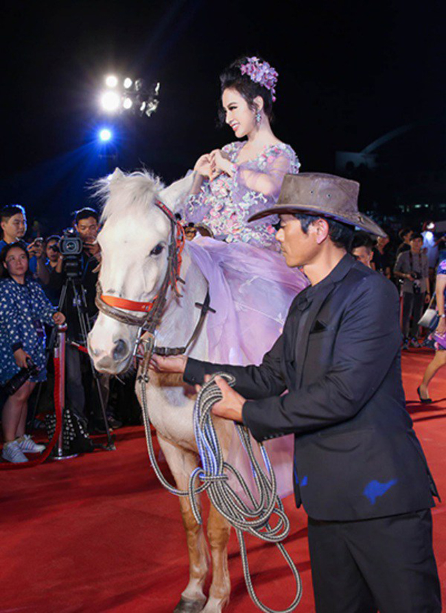 Gái Xinh Cưỡi Ngựa - Vẻ Đẹp Hoang Dã Kết Hợp Duyên Dáng và Quý Phái