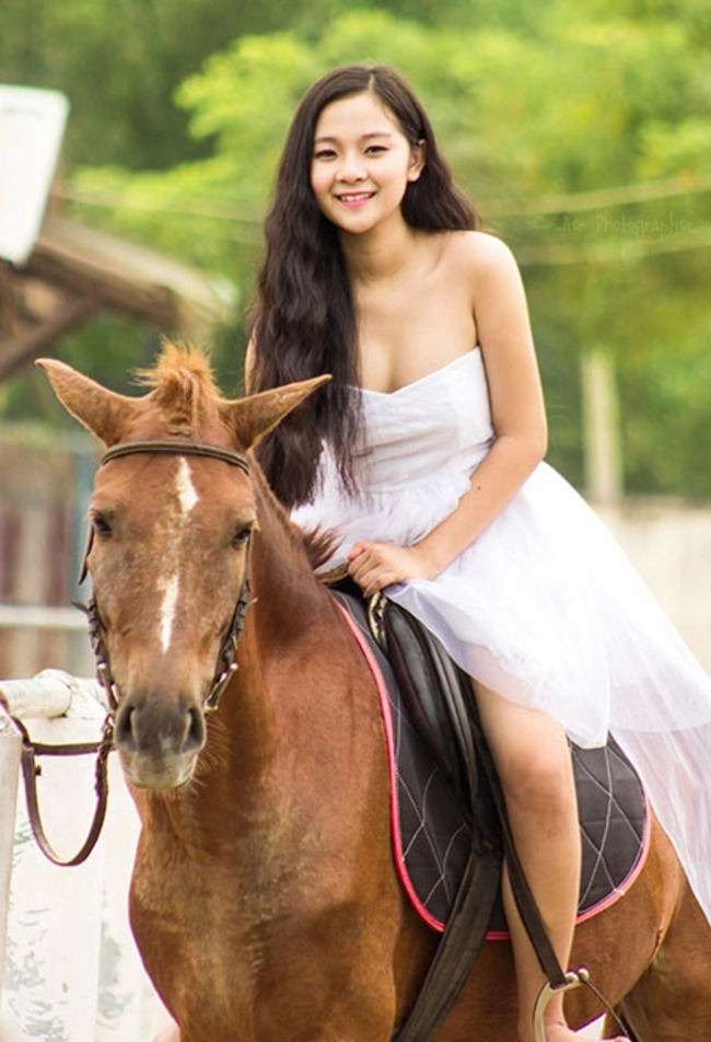 Diệp Lâm Anh, gái xinh gây bão MXH khi cưỡi ngựa ướt sũng dưới mưa - 12