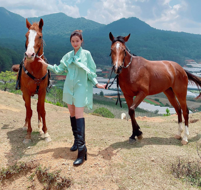 Diệp Lâm Anh, gái xinh gây bão MXH khi cưỡi ngựa ướt sũng dưới mưa - 17