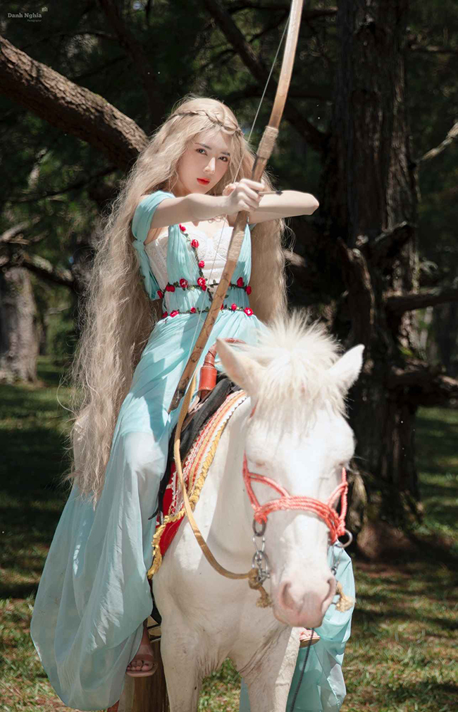 Diệp Lâm Anh, gái xinh gây bão MXH khi cưỡi ngựa ướt sũng dưới mưa - 14