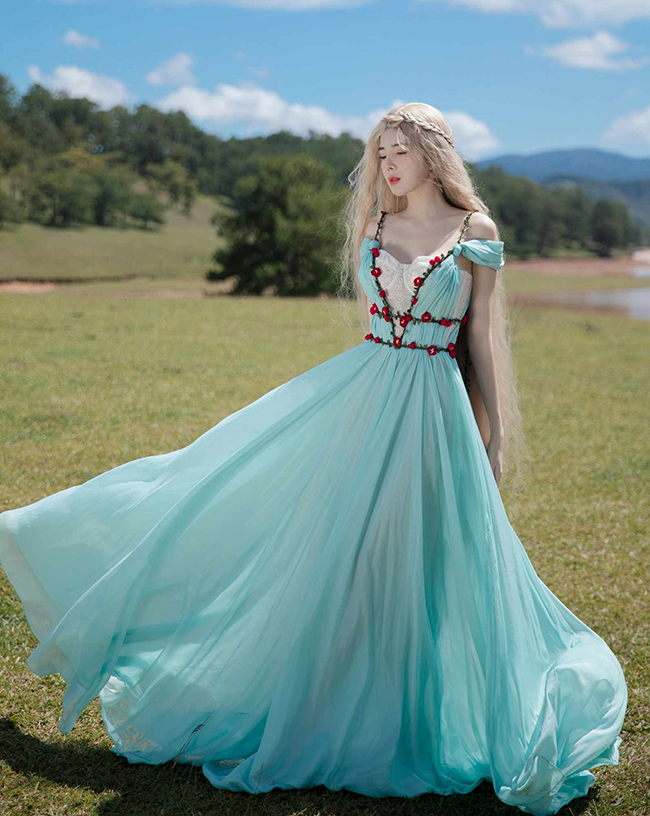 Diệp Lâm Anh, gái xinh gây bão MXH khi cưỡi ngựa ướt sũng dưới mưa - 15