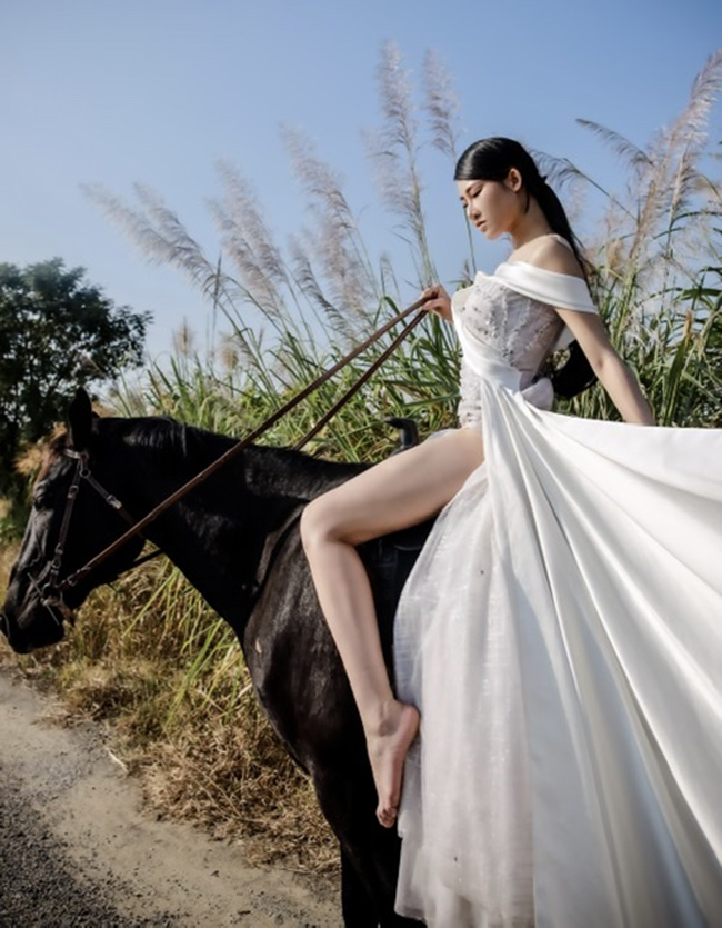 Diệp Lâm Anh, gái xinh gây bão MXH khi cưỡi ngựa ướt sũng dưới mưa - 19