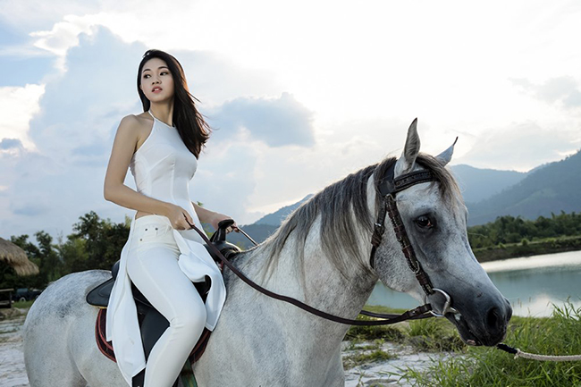 Diệp Lâm Anh, gái xinh gây bão MXH khi cưỡi ngựa ướt sũng dưới mưa - 18