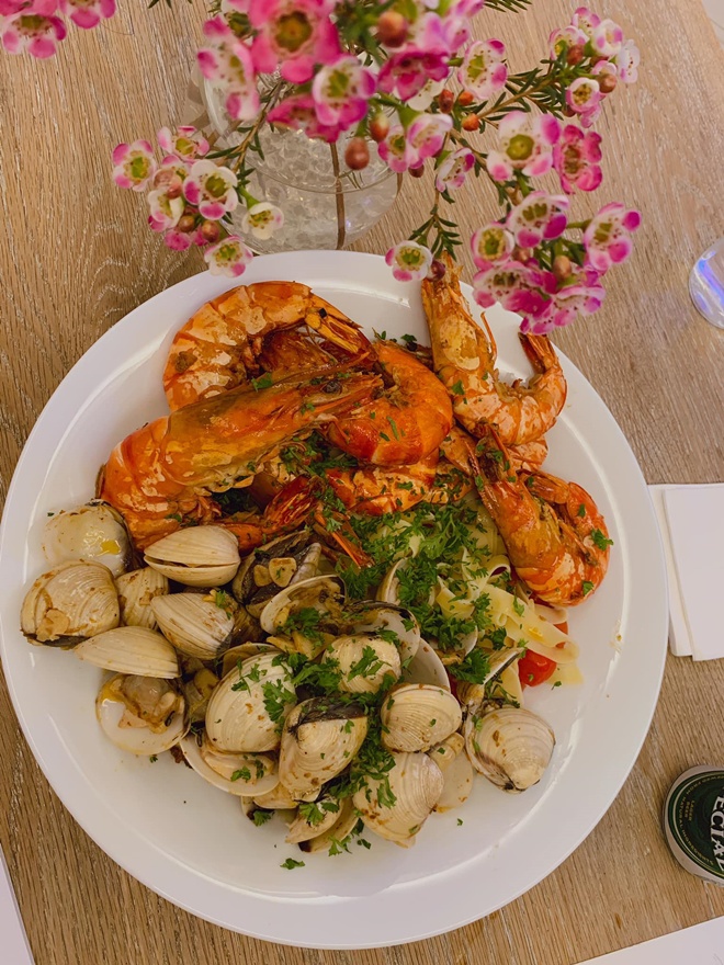 Chồng đại gia của Phan Như Thảo đãi hội sao giàu "bài ca tôm cá" ngon mê, đỉnh như siêu đầu bếp - 11