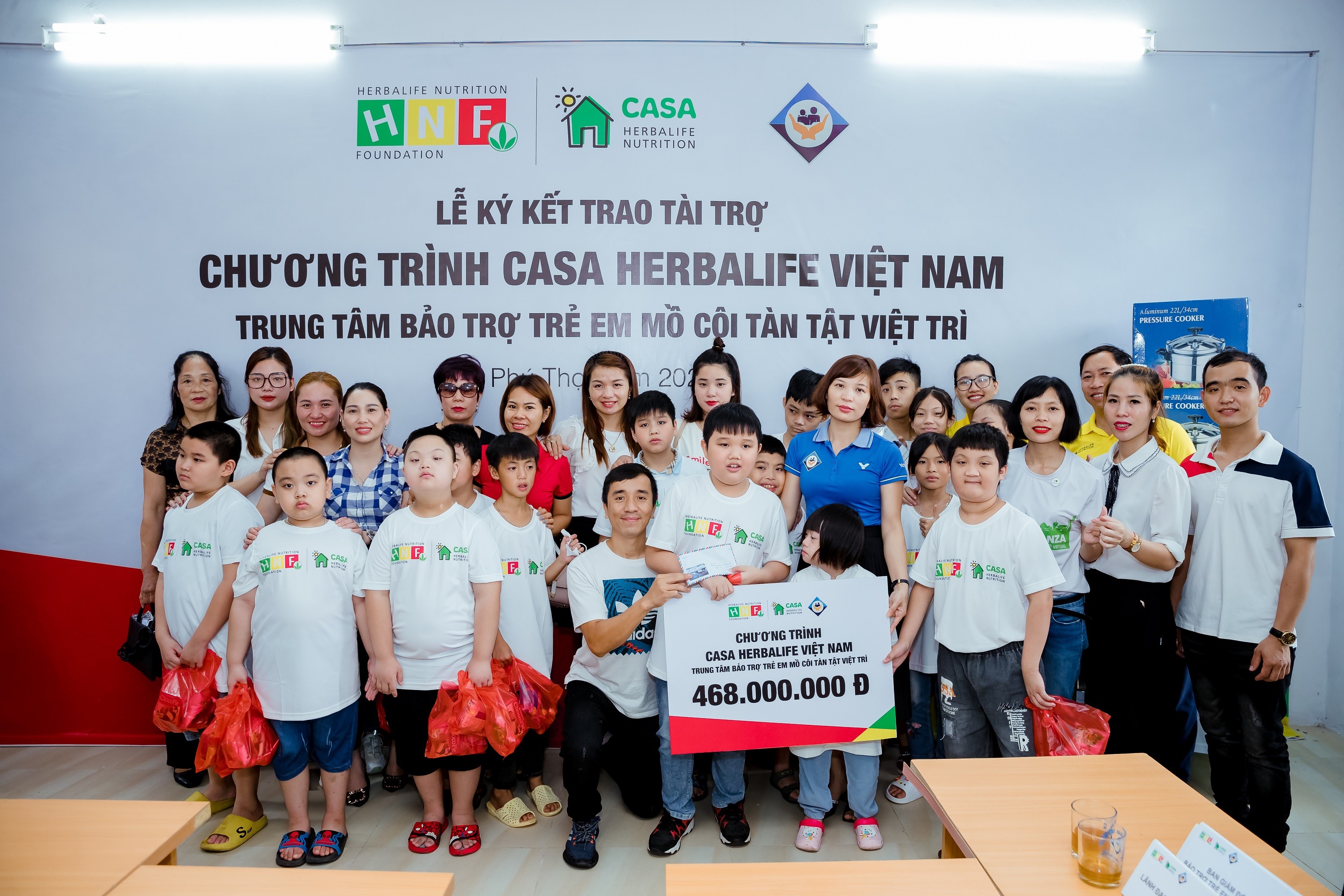 Herbalife Việt Nam hỗ trợ dinh dưỡng lành mạnh cho trẻ em có hoàn cảnh khó khăn tại Trung tâm Bảo trợ Trẻ em mồ côi tàn tật Việt Trì - 2