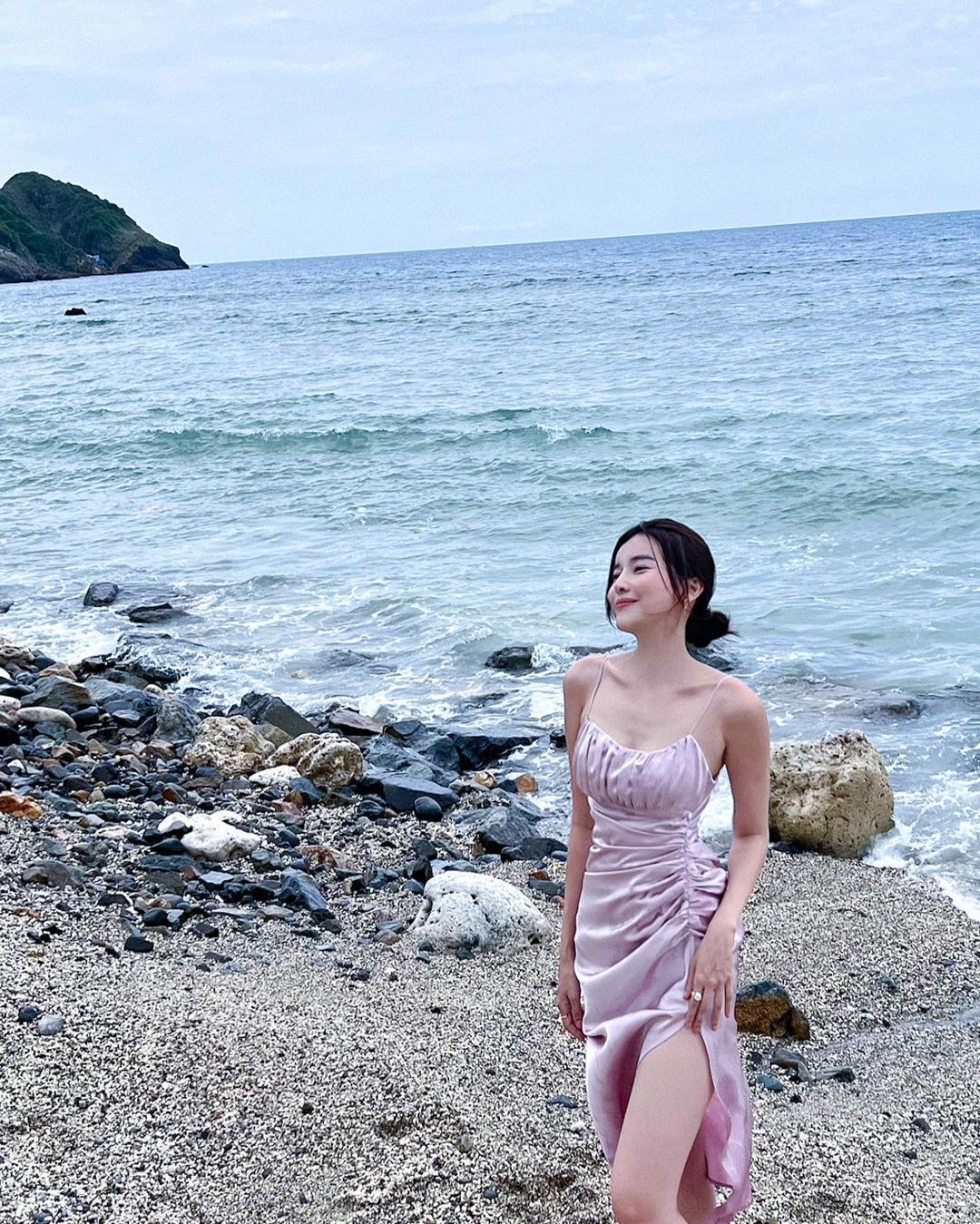 "Nữ thiếu úy" phim "Bão ngầm" diện đầm mong manh đi biển - 9
