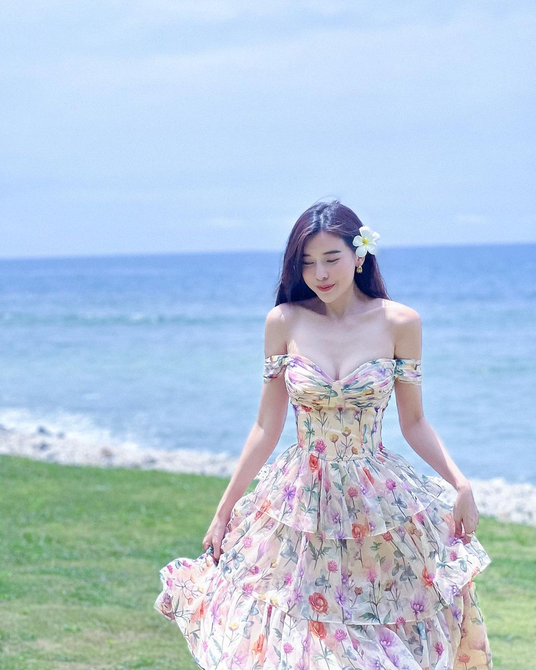 "Nữ thiếu úy" phim "Bão ngầm" diện đầm mong manh đi biển - 2
