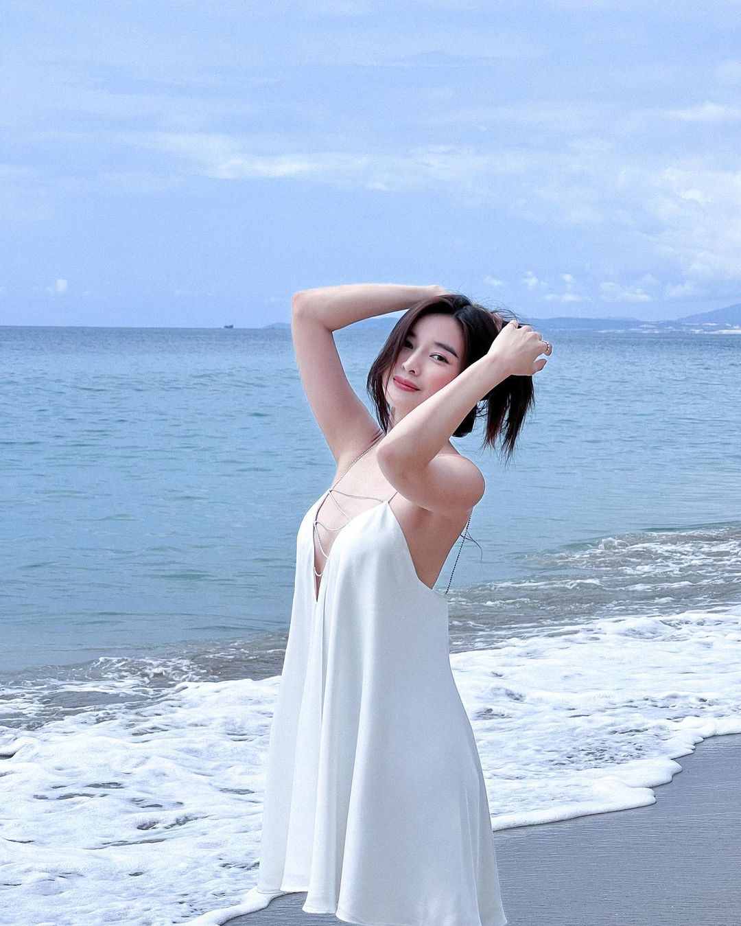 "Nữ thiếu úy" phim "Bão ngầm" diện đầm mong manh đi biển - 5
