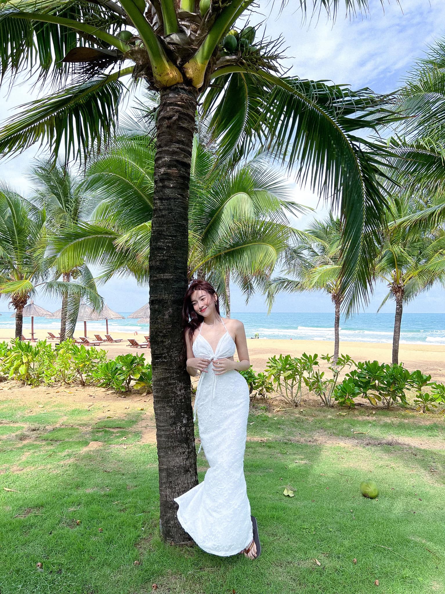 "Nữ thiếu úy" phim "Bão ngầm" diện đầm mong manh đi biển - 6