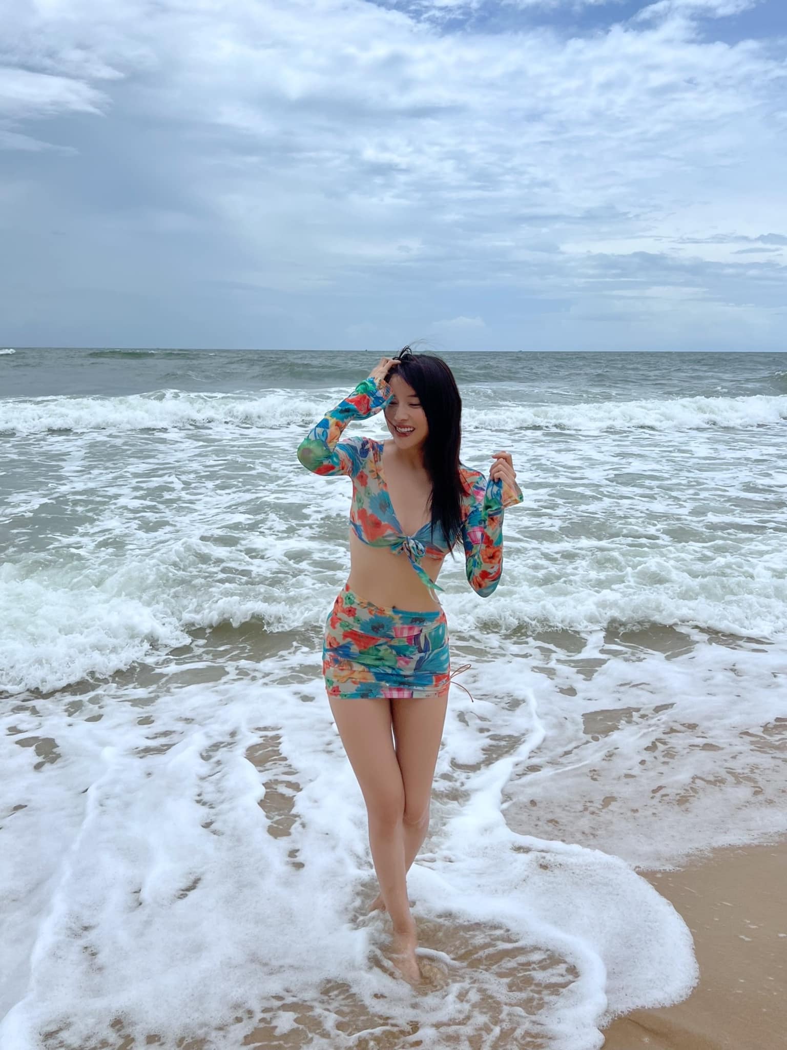 "Nữ thiếu úy" phim "Bão ngầm" diện đầm mong manh đi biển - 12