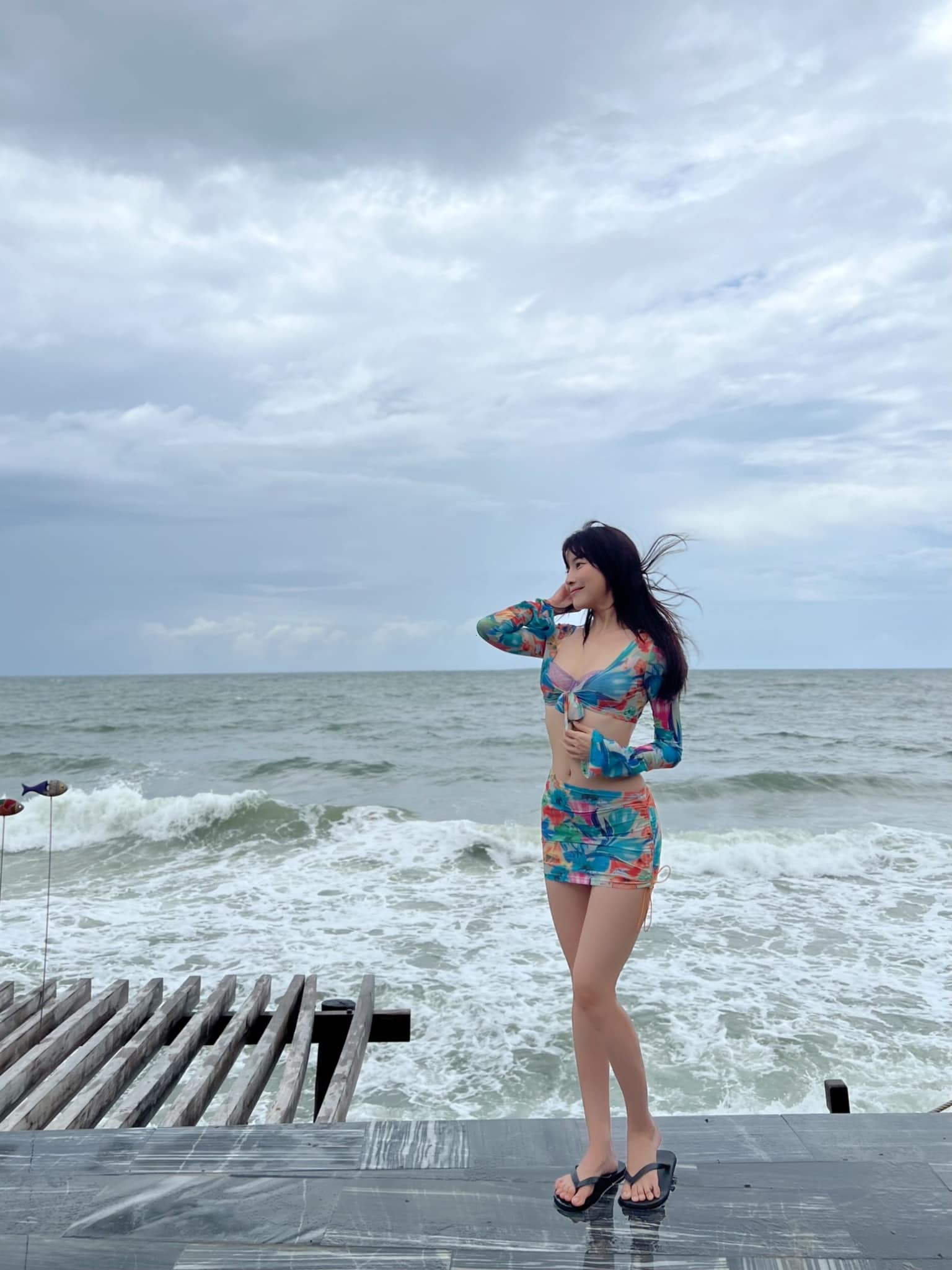"Nữ thiếu úy" phim "Bão ngầm" diện đầm mong manh đi biển - 11
