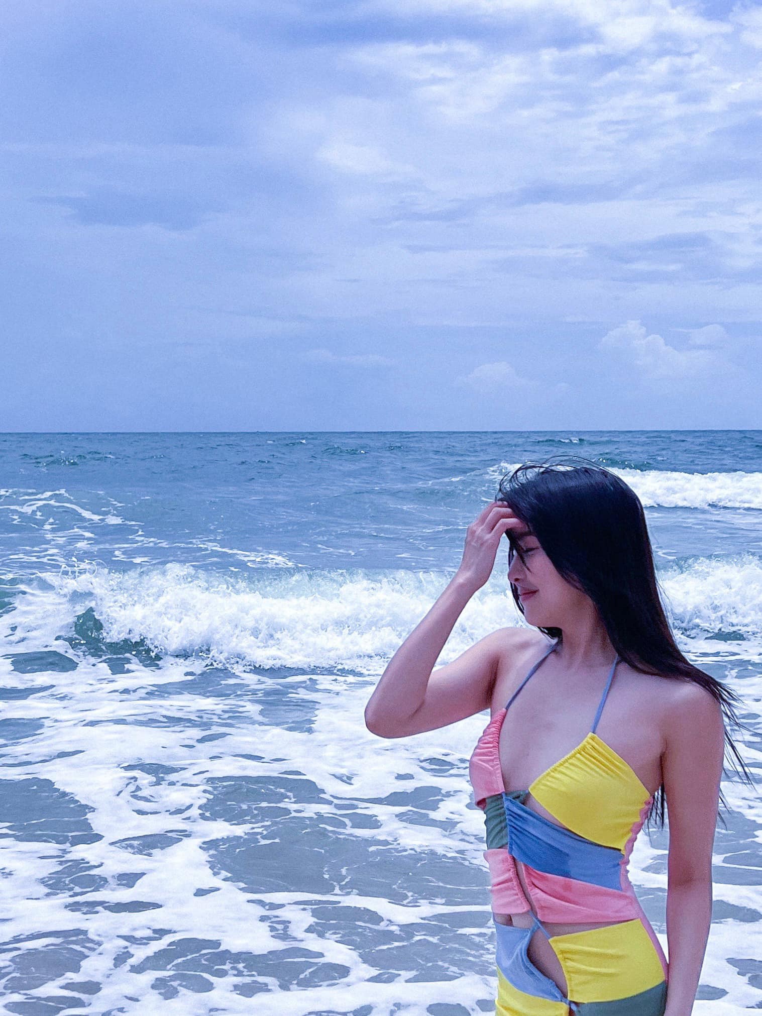"Nữ thiếu úy" phim "Bão ngầm" diện đầm mong manh đi biển - 3