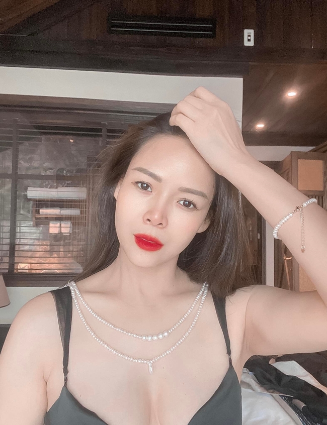 3 sếp nữ quá nóng bỏng khiến phi công trẻ yêu say đắm quên lối về trên phim giờ vàng VTV - 2