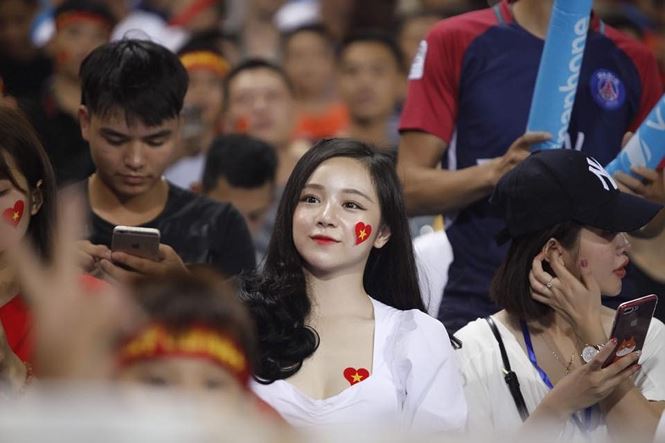 Nữ Thạc sĩ kinh tế quá xinh đẹp dù bị chụp lén trên khán đài cổ vũ bóng đá - 7