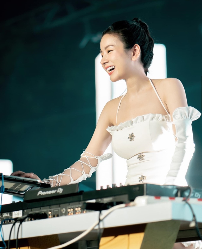 Vợ DJ xinh đẹp của Khắc Việt lúc kín đáo, khi táo bạo hết nấc, “hoa khôi DJ Đà Nẵng” thì sao? - 18