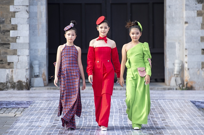 Hoa hậu nhí làm vedette thời trang, trổ mã phổng phao ở tuổi 15 - 6