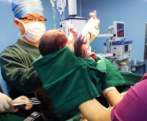 Em bé chào đời không khóc mà cười tươi, y tá thấy vậy đánh liền mấy cái - 2
