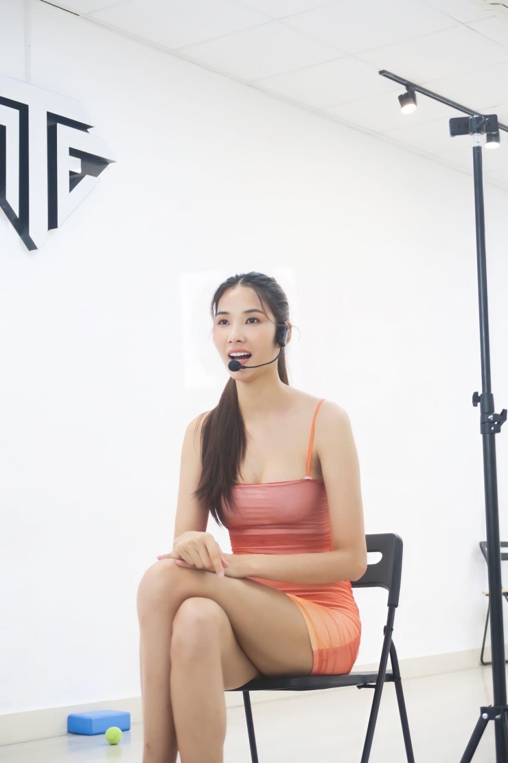 Phong cách thời trang của cô giáo các hoa hậu Việt - 14