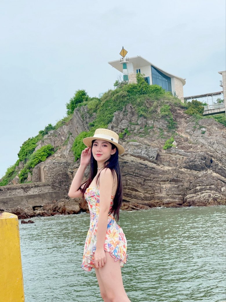 Hotgirl đẹp nõn nà trên sân Vinh: Là BTV nổi tiếng, làm mẹ 2 con - 14