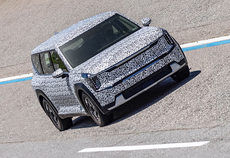 KIA EV9 xe SUV điện mới bị chạy thử trong lớp ngụy trang - 2