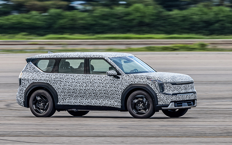 KIA EV9 xe SUV điện mới bị chạy thử trong lớp ngụy trang - 3